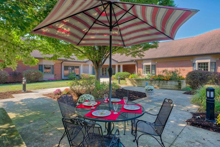 Outdoor dining at Brookline Senior Living table and seating