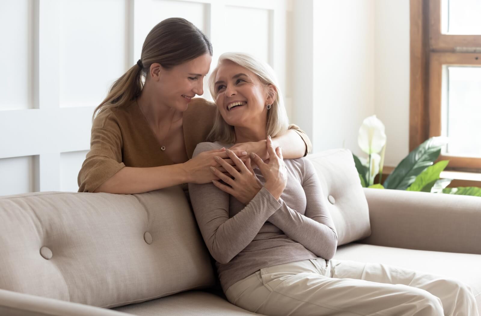 A family member visits their loved one with dementia in a senior living community.